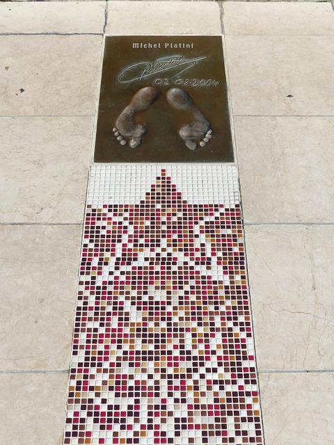 过策略性的 过策略性的